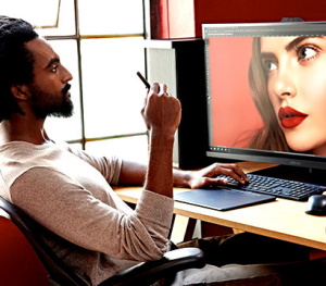 Ein Creator arbeitet an ProArt Display PA32DC.