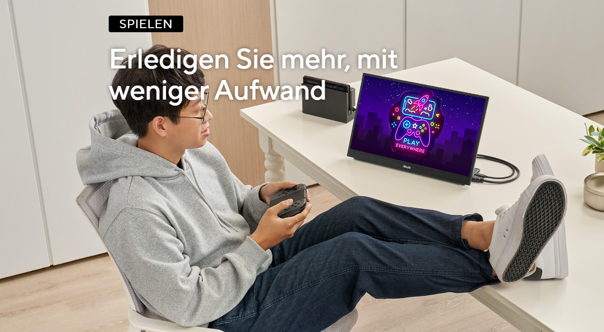 Ein junger Mann spielt Switch mit dem ZenScreen MB16QHG