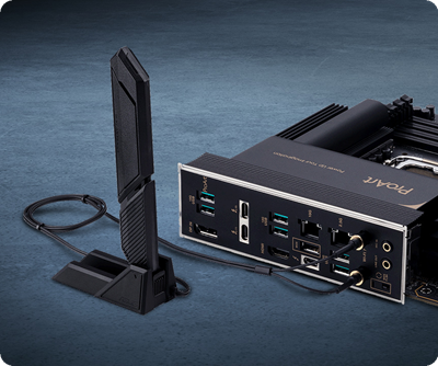 Rückansicht des ProArt X870E-Creator mit angeschlossener WiFi 7 Q-Antenne